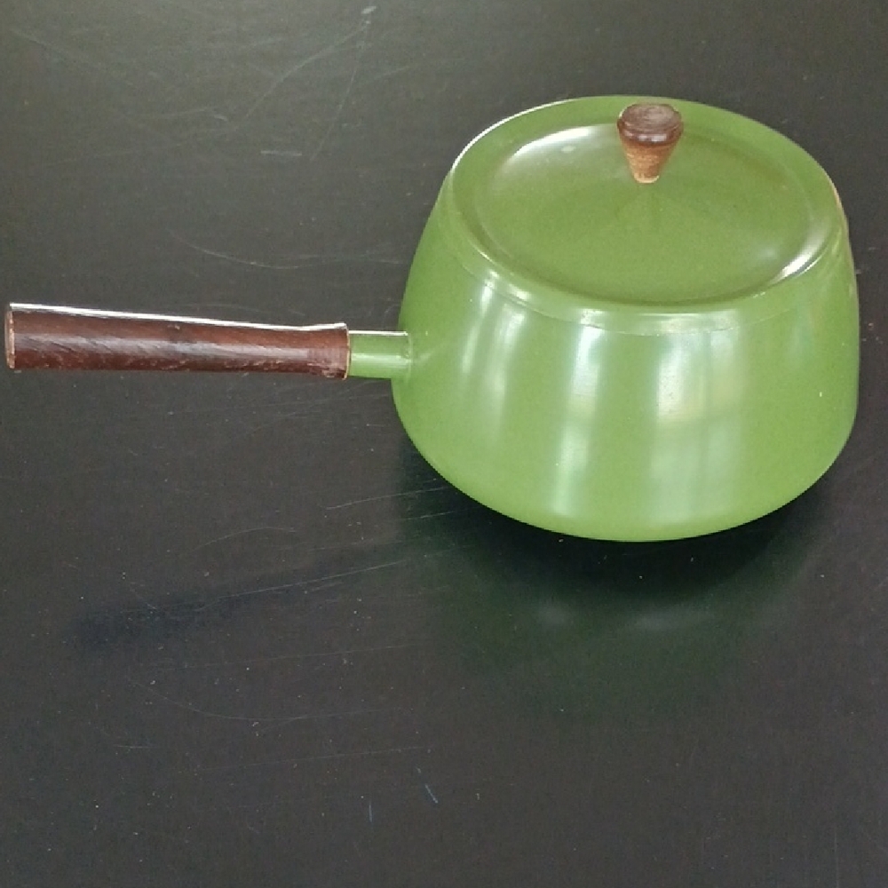 Elegant Vintage Green Aluminum Cookware with Wooden Handle Retro Decor - Picture 10 of 10